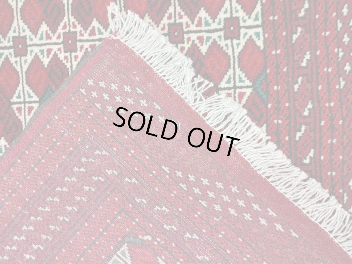 画像12: 新品 ペルシャ 部族絨毯 トルクメン 235 x 155 cm 縦2.3m 横1.5m 3.4㎡ ~2帖 2-3人掛けソファ センターテーブル サイズ ウール 手織り ハンドメイド トライバル ラグ カーペット 幾何学模様 民族柄 赤 白 黒 生成り色 MAR474-235155Z032 (12)