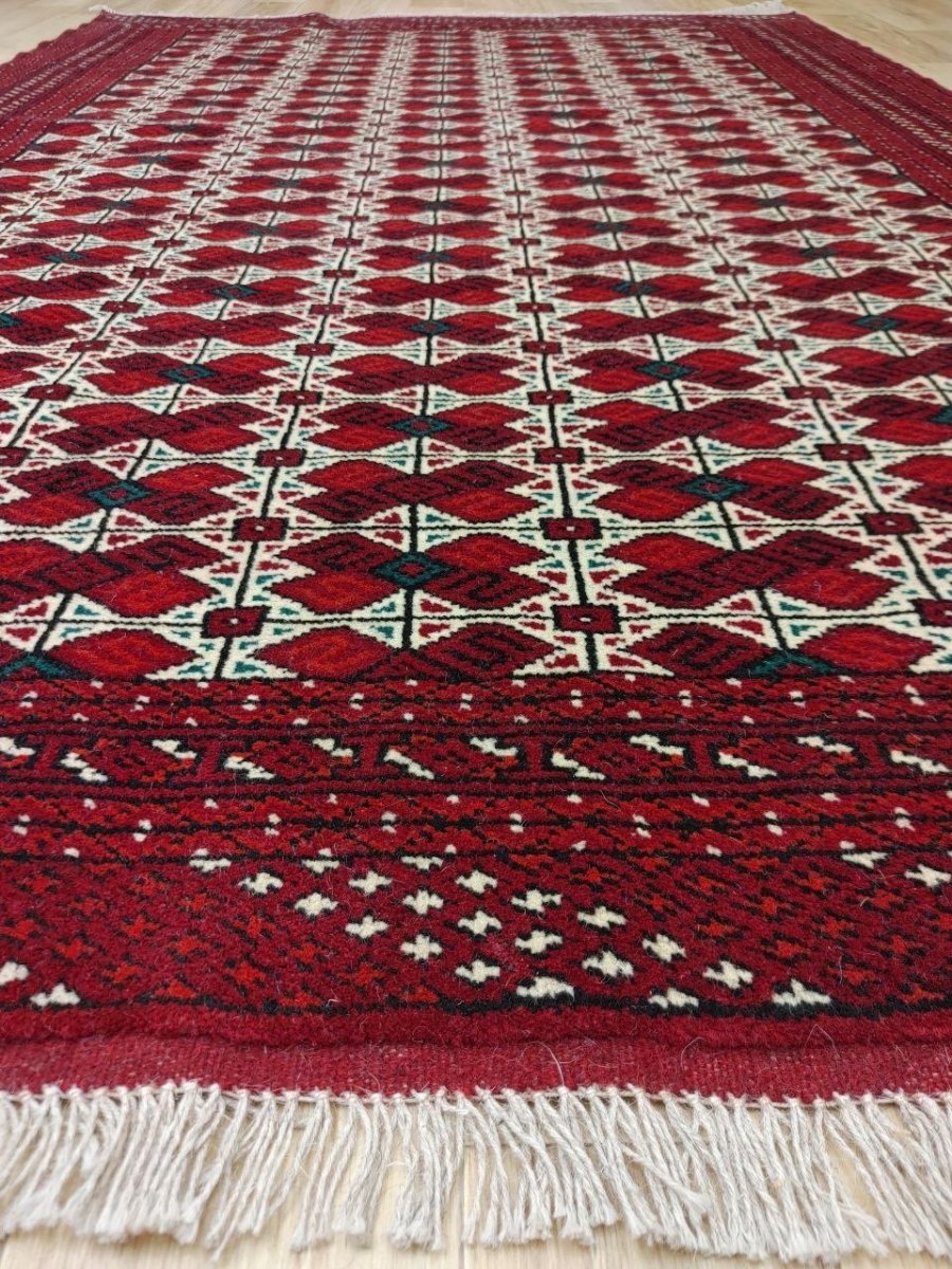 画像8: 新品 ペルシャ 部族絨毯 トルクメン 235 x 155 cm 縦2.3m 横1.5m 3.4㎡ ~2帖 2-3人掛けソファ センターテーブル サイズ ウール 手織り ハンドメイド トライバル ラグ カーペット 幾何学模様 民族柄 赤 白 黒 生成り色 MAR474-235155Z032 (8)