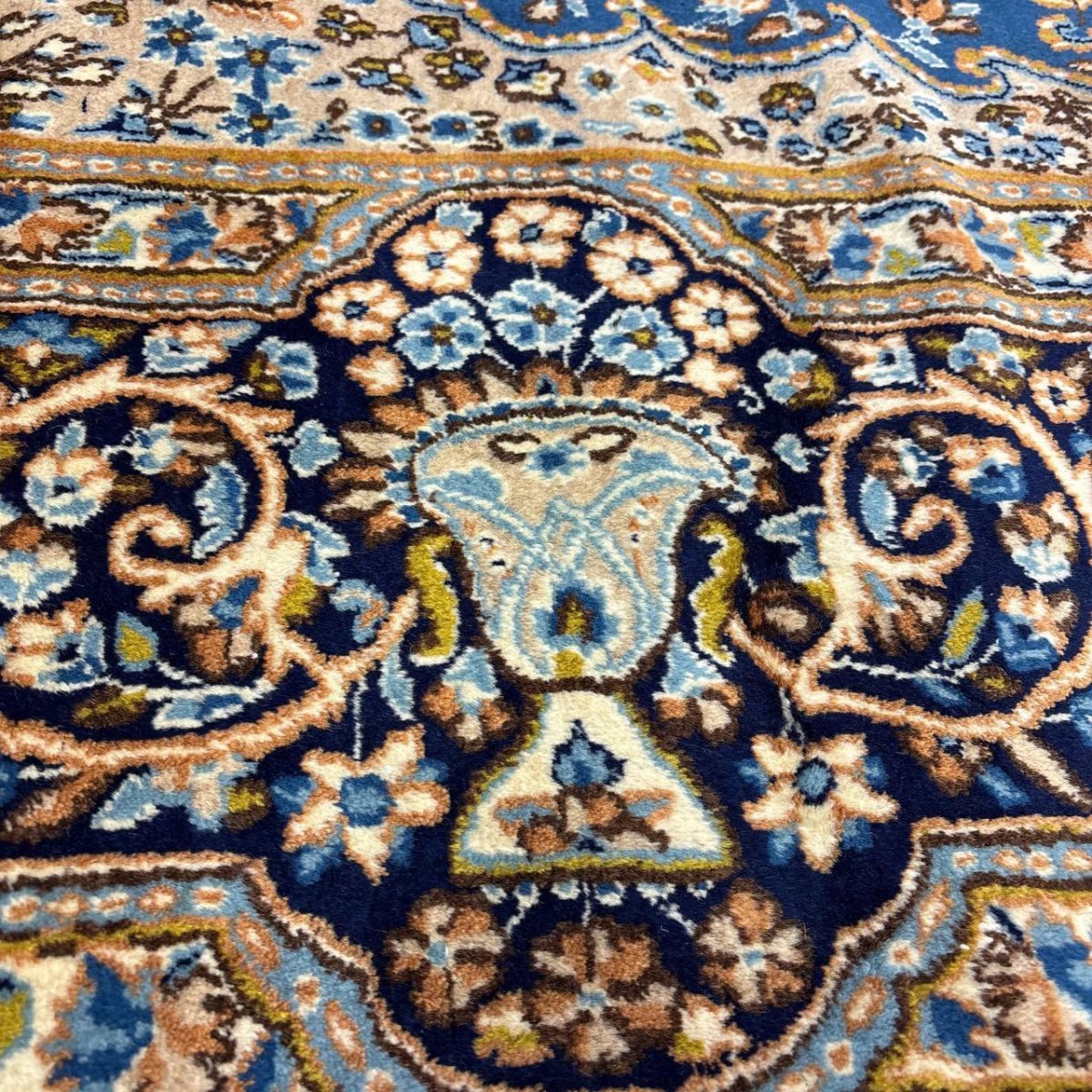 画像8: 美品 ペルシャ 絨毯 ケルマン 産 縦3.5m 横2.7m 9.4㎡ 10帖 リビング ダイニング 客室 3人掛けソファ コーナーソファ 大判 サイズ 348 x 268 cm 天然 ウール 手織り ハンドメイド ラグ マット カーペット 生成り色 ブルー 青 黄色 大きなお部屋に 中古品に抵抗のある方にもお勧めです。 MA458- R339-348268Z060 (8)