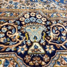 画像8: 美品 ペルシャ 絨毯 ケルマン 産 縦3.5m 横2.7m 9.4㎡ 10帖 リビング ダイニング 客室 3人掛けソファ コーナーソファ 大判 サイズ 348 x 268 cm 天然 ウール 手織り ハンドメイド ラグ マット カーペット 生成り色 ブルー 青 黄色 大きなお部屋に 中古品に抵抗のある方にもお勧めです。 MA458- R339-348268Z060 (8)