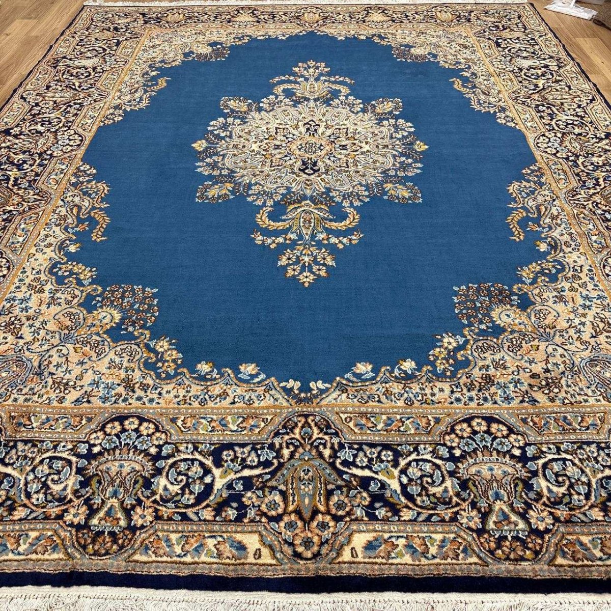 画像2: 美品 ペルシャ 絨毯 ケルマン 産 縦3.5m 横2.7m 9.4㎡ 10帖 リビング ダイニング 客室 3人掛けソファ コーナーソファ 大判 サイズ 348 x 268 cm 天然 ウール 手織り ハンドメイド ラグ マット カーペット 生成り色 ブルー 青 黄色 大きなお部屋に 中古品に抵抗のある方にもお勧めです。 MA458- R339-348268Z060 (2)