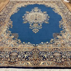 画像2: 美品 ペルシャ 絨毯 ケルマン 産 縦3.5m 横2.7m 9.4㎡ 10帖 リビング ダイニング 客室 3人掛けソファ コーナーソファ 大判 サイズ 348 x 268 cm 天然 ウール 手織り ハンドメイド ラグ マット カーペット 生成り色 ブルー 青 黄色 大きなお部屋に 中古品に抵抗のある方にもお勧めです。 MA458- R339-348268Z060 (2)