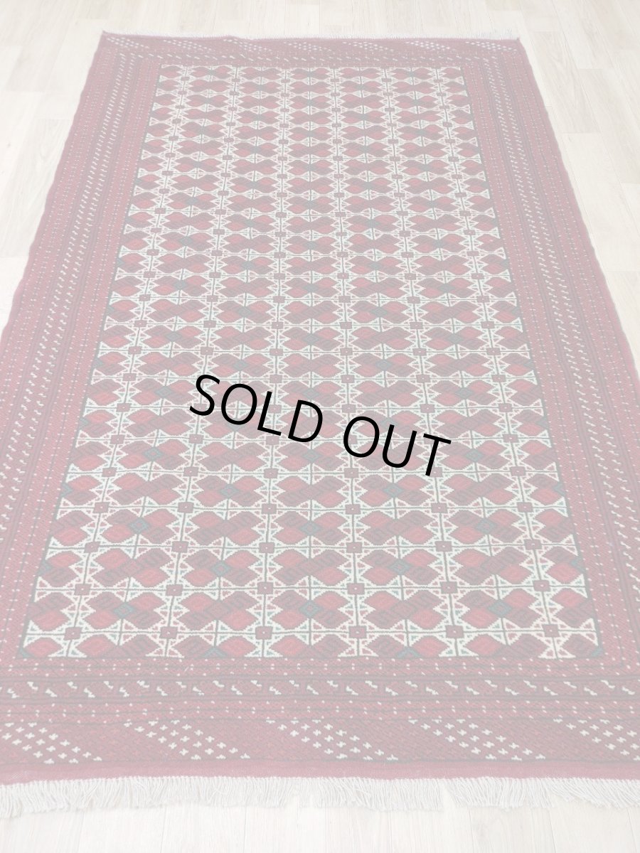 画像2: 新品 ペルシャ 部族絨毯 トルクメン 235 x 155 cm 縦2.3m 横1.5m 3.4㎡ ~2帖 2-3人掛けソファ センターテーブル サイズ ウール 手織り ハンドメイド トライバル ラグ カーペット 幾何学模様 民族柄 赤 白 黒 生成り色 MAR474-235155Z032 (2)