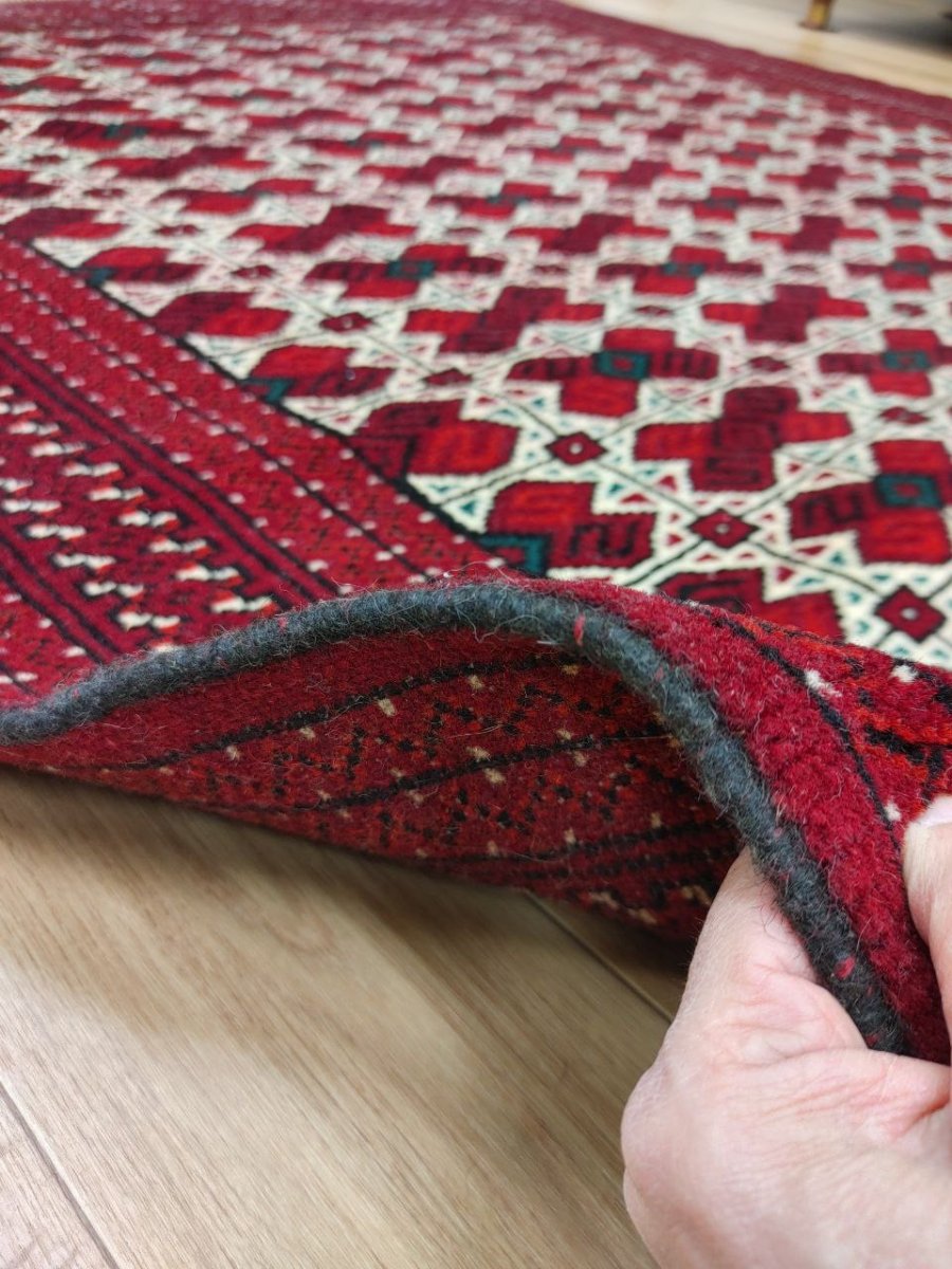 画像13: 新品 ペルシャ 部族絨毯 トルクメン 235 x 155 cm 縦2.3m 横1.5m 3.4㎡ ~2帖 2-3人掛けソファ センターテーブル サイズ ウール 手織り ハンドメイド トライバル ラグ カーペット 幾何学模様 民族柄 赤 白 黒 生成り色 MAR474-235155Z032 (13)