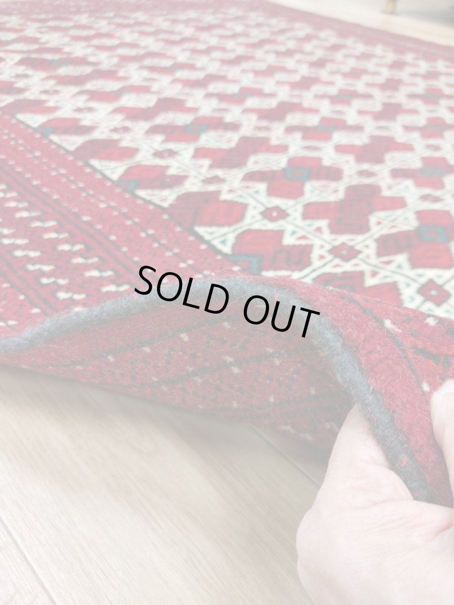 画像13: 新品 ペルシャ 部族絨毯 トルクメン 235 x 155 cm 縦2.3m 横1.5m 3.4㎡ ~2帖 2-3人掛けソファ センターテーブル サイズ ウール 手織り ハンドメイド トライバル ラグ カーペット 幾何学模様 民族柄 赤 白 黒 生成り色 MAR474-235155Z032 (13)