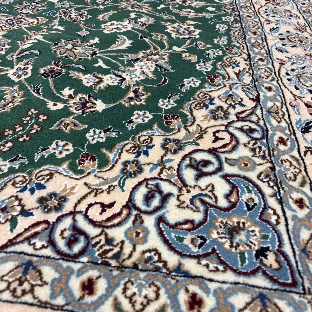 画像8: 新品 ペルシャ 絨毯 ナイン 産 9la ノーラー 縦2.5m 横1.5m 3.8㎡ 〜3.5帖程度 リビング ダイニング 2-3人掛けソファ サイズ 250 x 154 cm ウール 手織り ラグ 敷物 カーペット メダリオン 緑 グリーン 生成り アイボリー ベージュ MA459-Z208-250154Z067 (8)