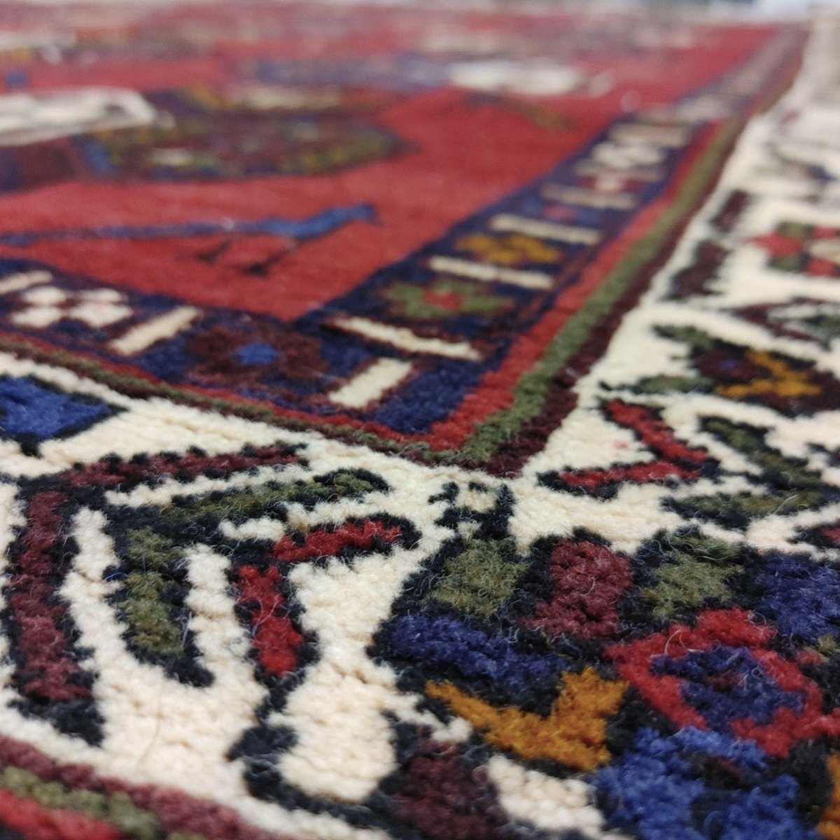 画像4: 良品 ペルシャ 部族絨毯 シールジャン 縦2.3m 横1.5m 3.4㎡ 〜3.5帖程度 リビング ダイニング 2〜3人掛けソファ センターテーブル サイズ 230 x 155 cm ウール 手織り トライバル ラグ 敷物 マット カーペット 幾何学模様 ヘイバトルー柄 ヴィンテージ ビンテージ  赤 レッド 紺 ネイビー MAR430-230155Z030 (4)