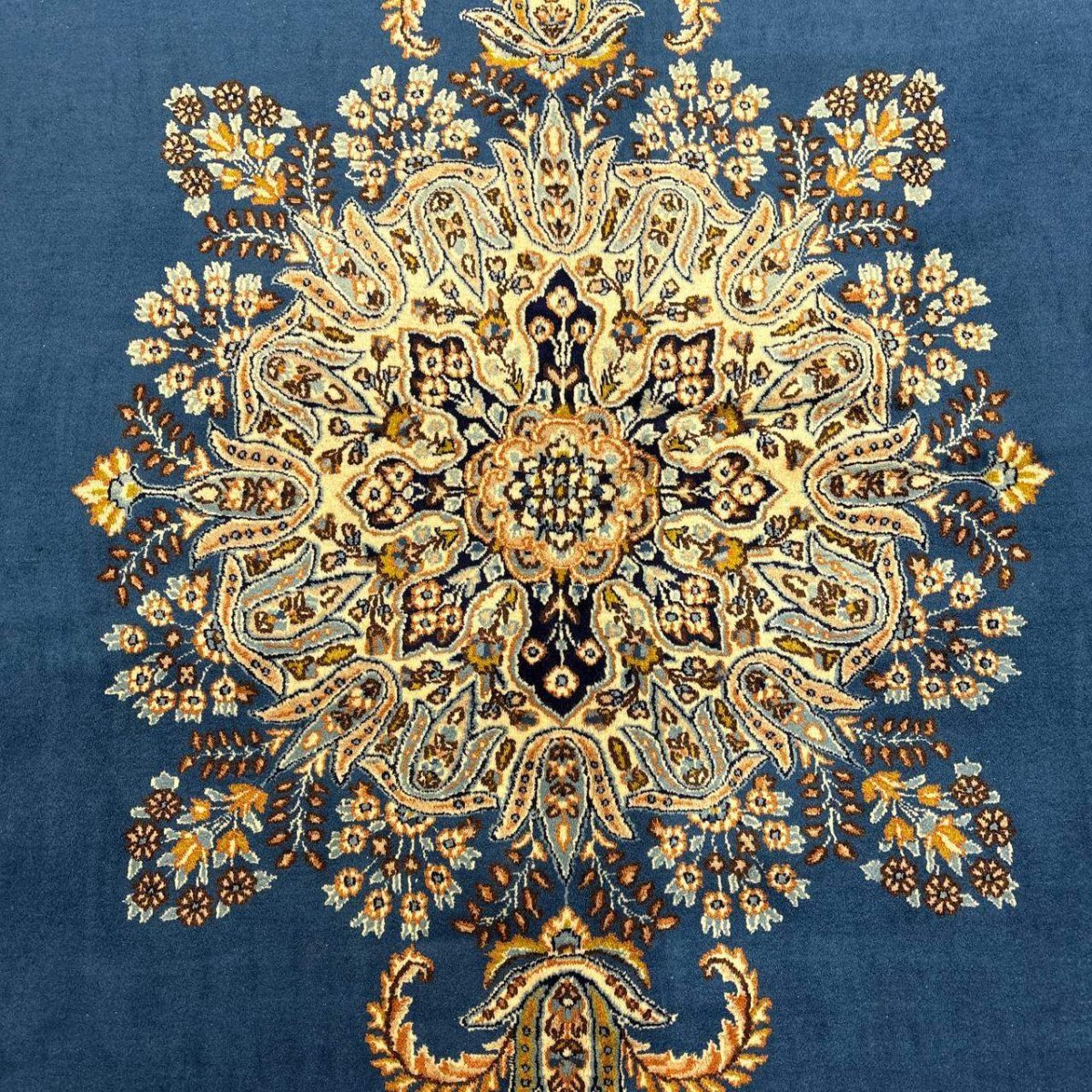 画像3: 美品 ペルシャ 絨毯 ケルマン 産 縦3.5m 横2.7m 9.4㎡ 10帖 リビング ダイニング 客室 3人掛けソファ コーナーソファ 大判 サイズ 348 x 268 cm 天然 ウール 手織り ハンドメイド ラグ マット カーペット 生成り色 ブルー 青 黄色 大きなお部屋に 中古品に抵抗のある方にもお勧めです。 MA458- R339-348268Z060 (3)