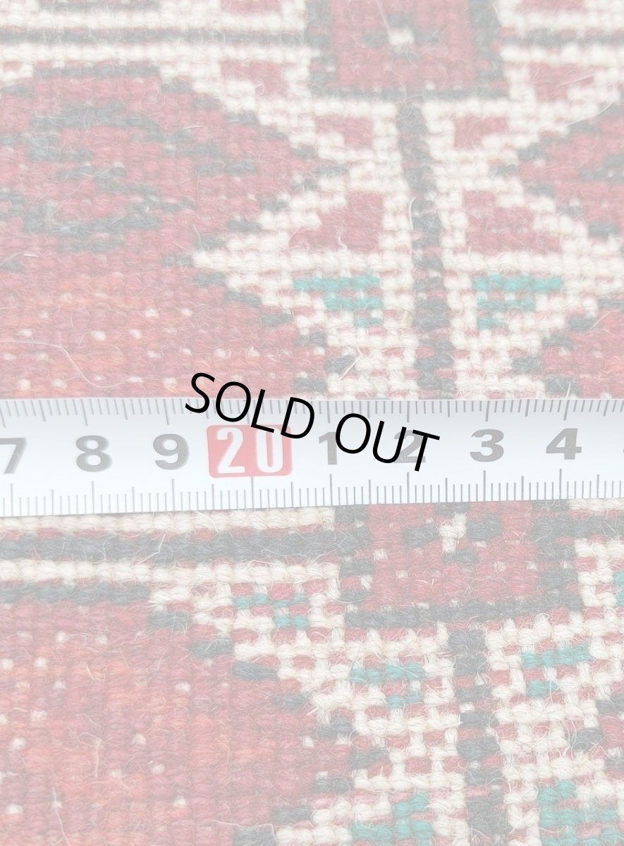 画像19: 新品 ペルシャ 部族絨毯 トルクメン 235 x 155 cm 縦2.3m 横1.5m 3.4㎡ ~2帖 2-3人掛けソファ センターテーブル サイズ ウール 手織り ハンドメイド トライバル ラグ カーペット 幾何学模様 民族柄 赤 白 黒 生成り色 MAR474-235155Z032 (19)