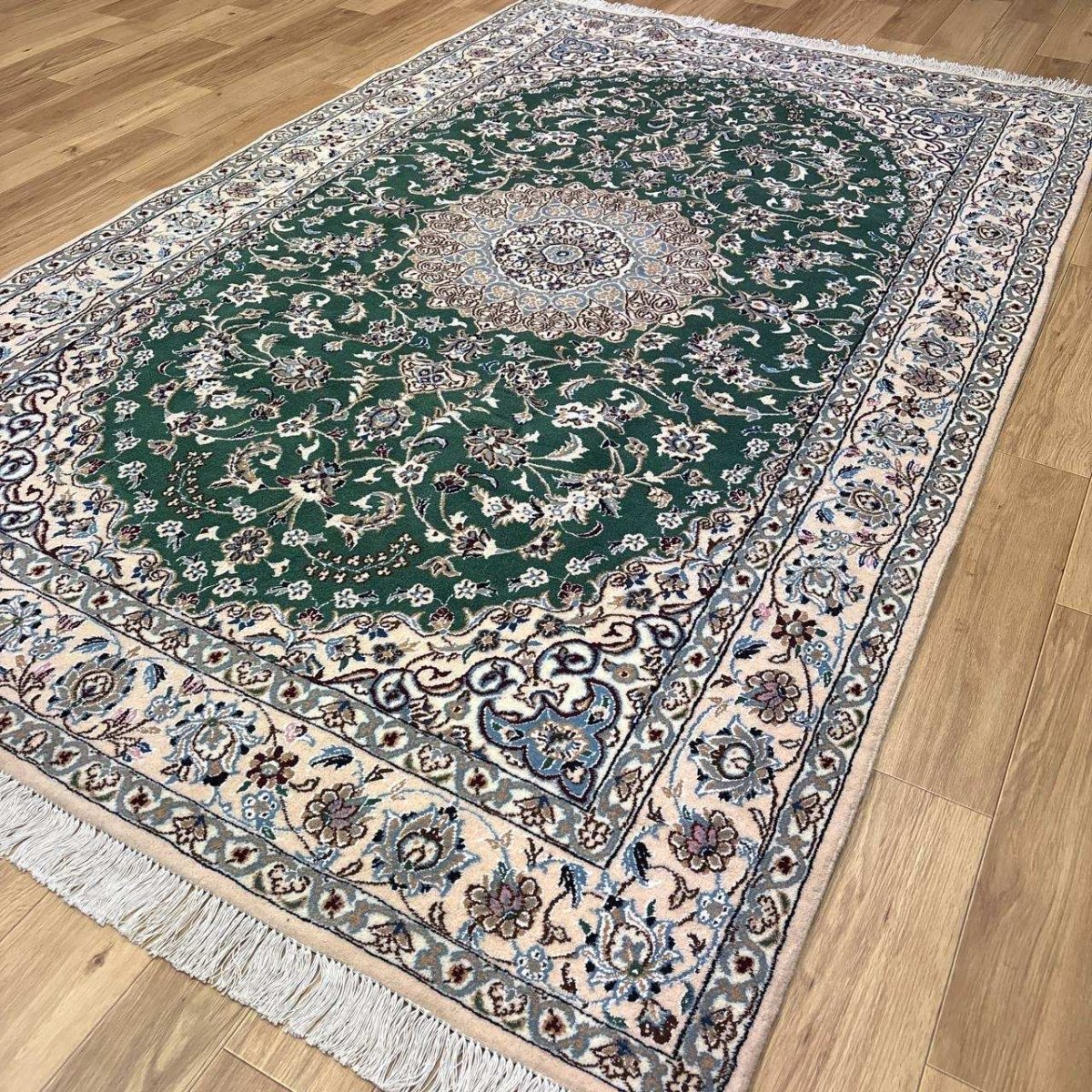 画像4: 新品 ペルシャ 絨毯 ナイン 産 9la ノーラー 縦2.5m 横1.5m 3.8㎡ 〜3.5帖程度 リビング ダイニング 2-3人掛けソファ サイズ 250 x 154 cm ウール 手織り ラグ 敷物 カーペット メダリオン 緑 グリーン 生成り アイボリー ベージュ MA459-Z208-250154Z067 (4)