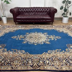 画像1: 美品 ペルシャ 絨毯 ケルマン 産 縦3.5m 横2.7m 9.4㎡ 10帖 リビング ダイニング 客室 3人掛けソファ コーナーソファ 大判 サイズ 348 x 268 cm 天然 ウール 手織り ハンドメイド ラグ マット カーペット 生成り色 ブルー 青 黄色 大きなお部屋に 中古品に抵抗のある方にもお勧めです。 MA458- R339-348268Z060 (1)