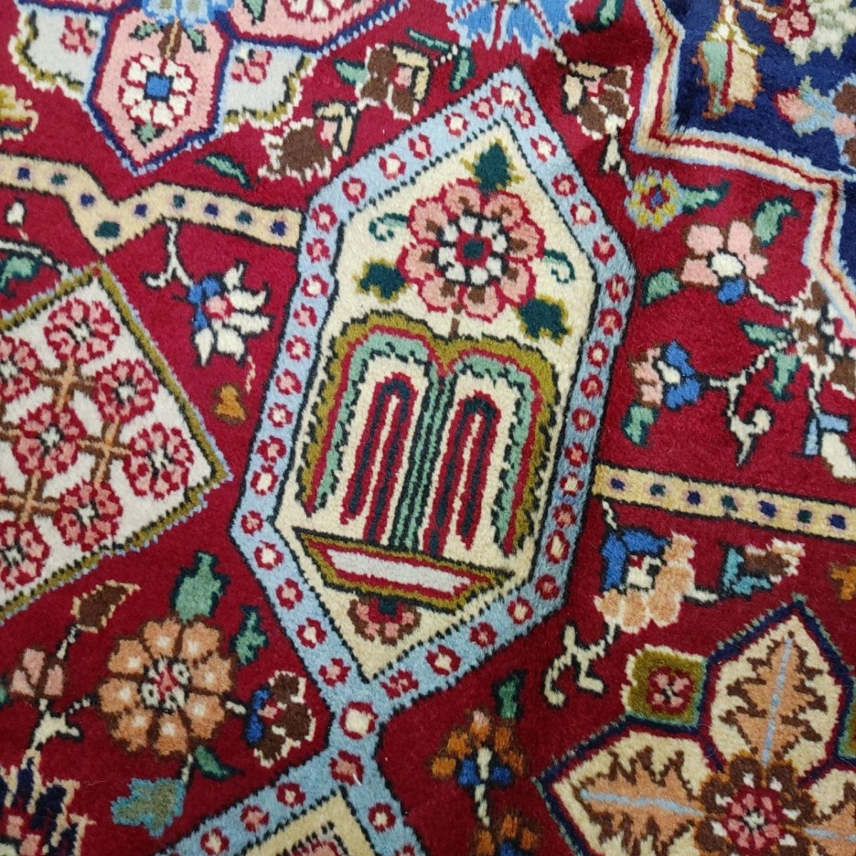 画像9: 良品 ペルシャ 絨毯 タブリーズ 縦3.4m 横2.5m 8.6㎡ 〜9帖 リビング ダイニング 大判 サイズ 345 x 250 cm 天然 ウール 手織り トライバル ラグ 敷物 マット カーペット メダリオン ヴィンテージ ビンテージ 中古品に抵抗のある方にもお勧めです 赤 MAA664-345250Z060 (9)