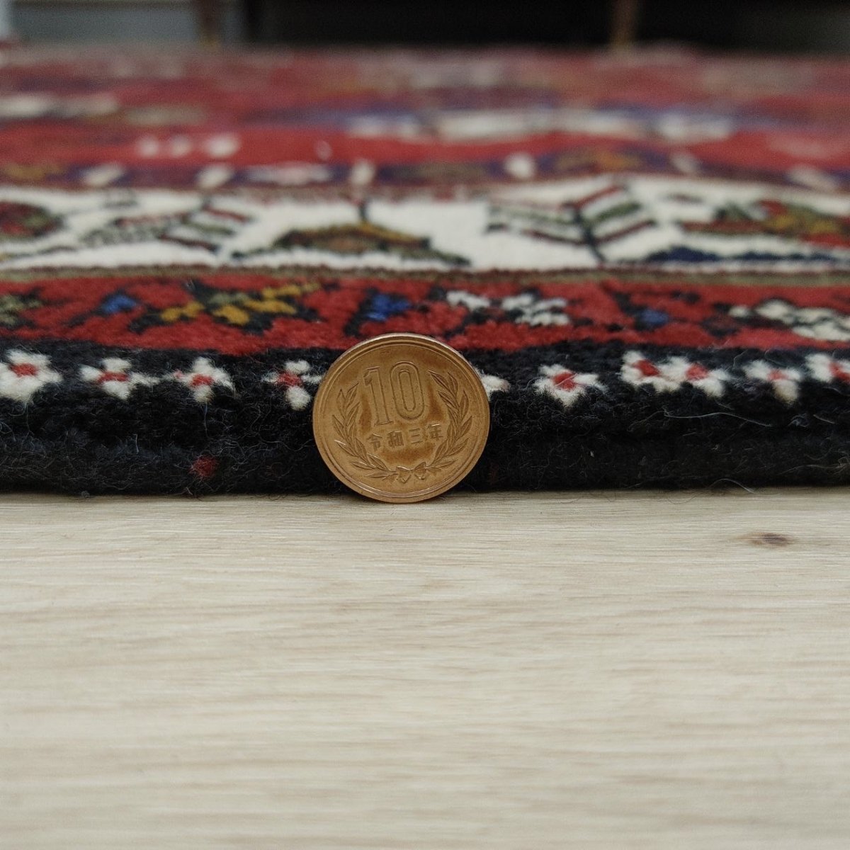 画像16: 良品 ペルシャ 部族絨毯 シールジャン 縦2.3m 横1.5m 3.4㎡ 〜3.5帖程度 リビング ダイニング 2〜3人掛けソファ センターテーブル サイズ 230 x 155 cm ウール 手織り トライバル ラグ 敷物 マット カーペット 幾何学模様 ヘイバトルー柄 ヴィンテージ ビンテージ  赤 レッド 紺 ネイビー MAR430-230155Z030 (16)