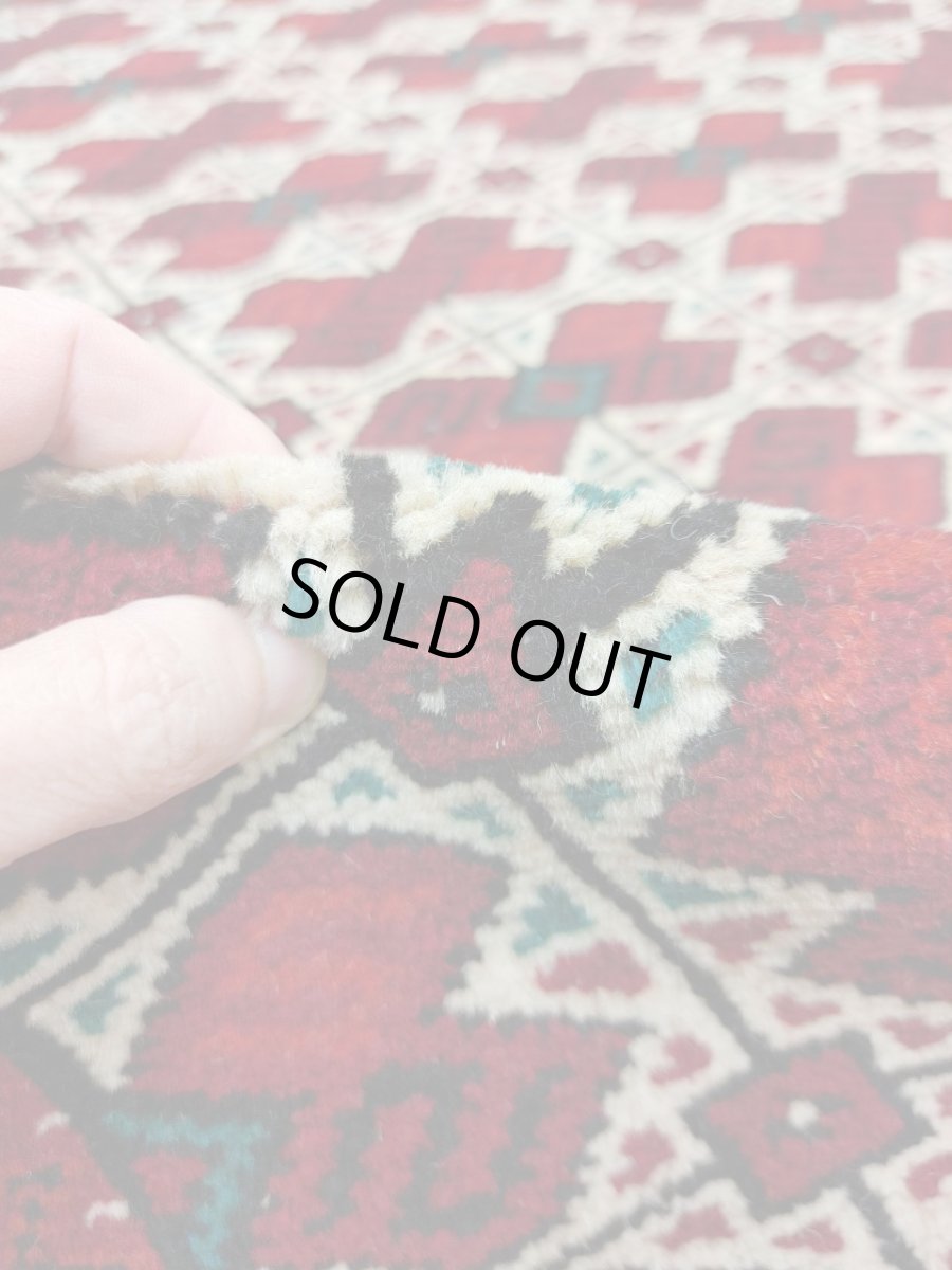 画像15: 新品 ペルシャ 部族絨毯 トルクメン 235 x 155 cm 縦2.3m 横1.5m 3.4㎡ ~2帖 2-3人掛けソファ センターテーブル サイズ ウール 手織り ハンドメイド トライバル ラグ カーペット 幾何学模様 民族柄 赤 白 黒 生成り色 MAR474-235155Z032 (15)