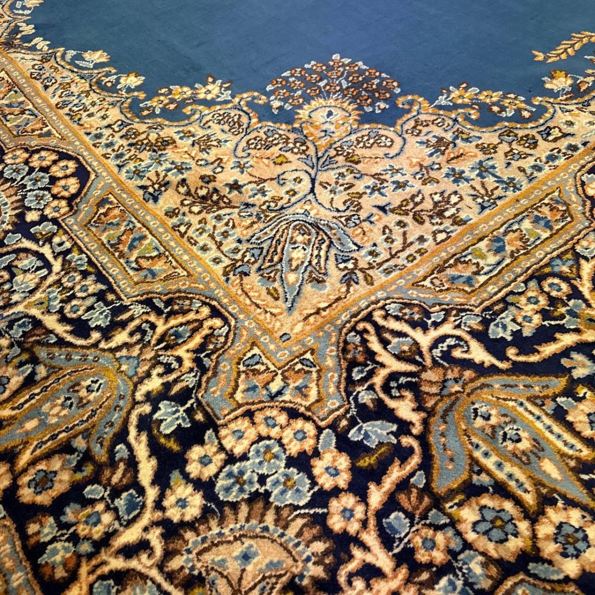 画像7: 美品 ペルシャ 絨毯 ケルマン 産 縦3.5m 横2.7m 9.4㎡ 10帖 リビング ダイニング 客室 3人掛けソファ コーナーソファ 大判 サイズ 348 x 268 cm 天然 ウール 手織り ハンドメイド ラグ マット カーペット 生成り色 ブルー 青 黄色 大きなお部屋に 中古品に抵抗のある方にもお勧めです。 MA458- R339-348268Z060 (7)