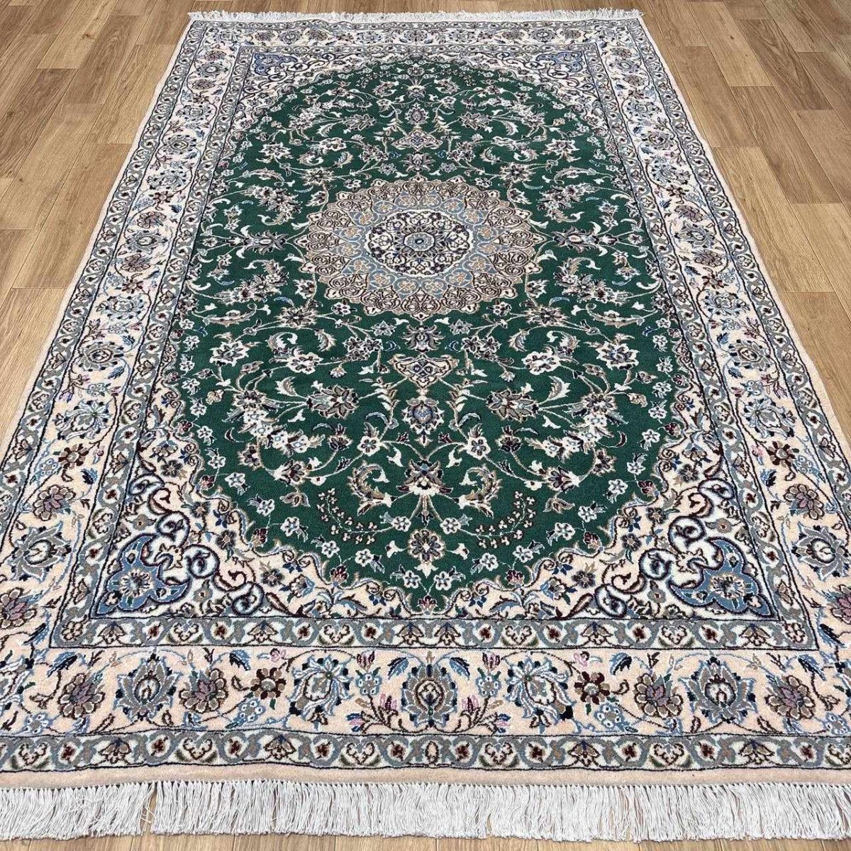 画像2: 新品 ペルシャ 絨毯 ナイン 産 9la ノーラー 縦2.5m 横1.5m 3.8㎡ 〜3.5帖程度 リビング ダイニング 2-3人掛けソファ サイズ 250 x 154 cm ウール 手織り ラグ 敷物 カーペット メダリオン 緑 グリーン 生成り アイボリー ベージュ MA459-Z208-250154Z067 (2)