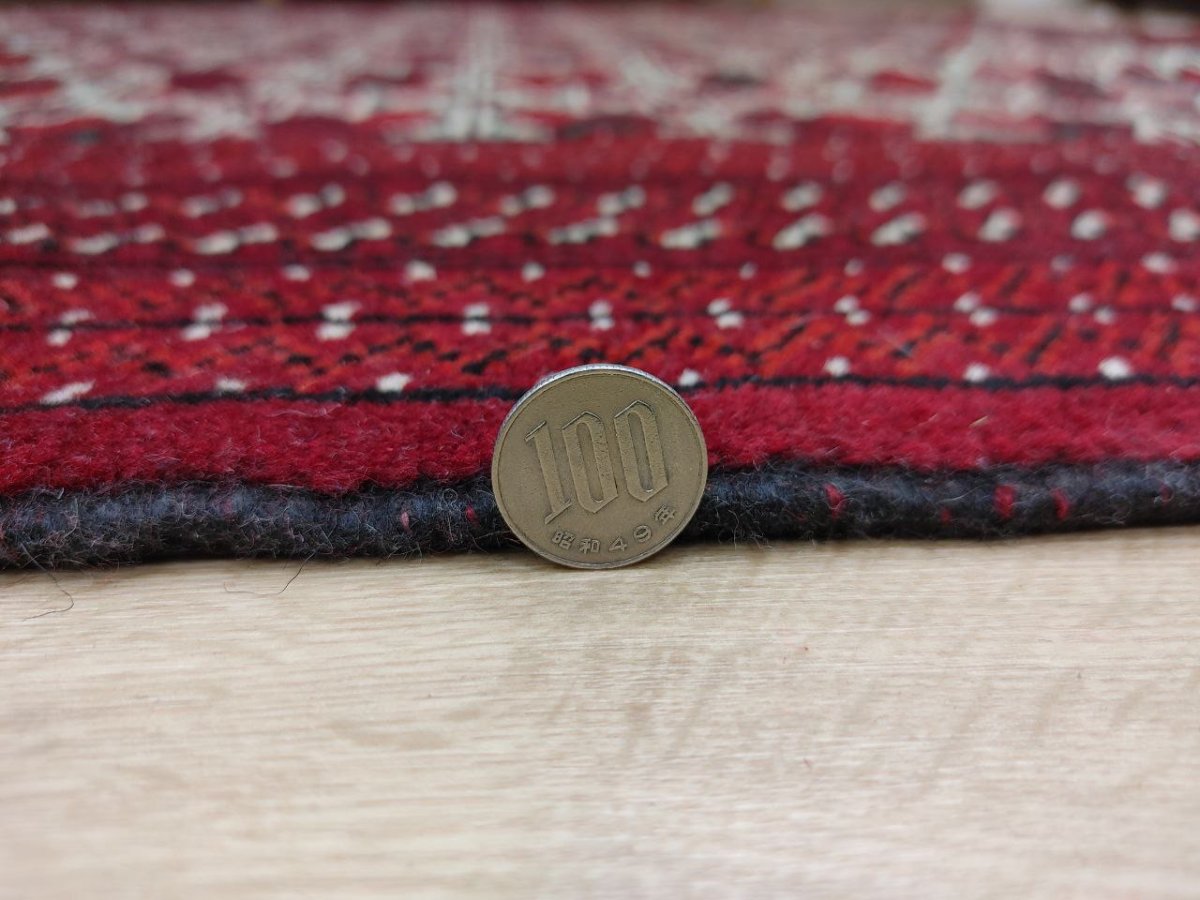 画像17: 新品 ペルシャ 部族絨毯 トルクメン 235 x 155 cm 縦2.3m 横1.5m 3.4㎡ ~2帖 2-3人掛けソファ センターテーブル サイズ ウール 手織り ハンドメイド トライバル ラグ カーペット 幾何学模様 民族柄 赤 白 黒 生成り色 MAR474-235155Z032 (17)