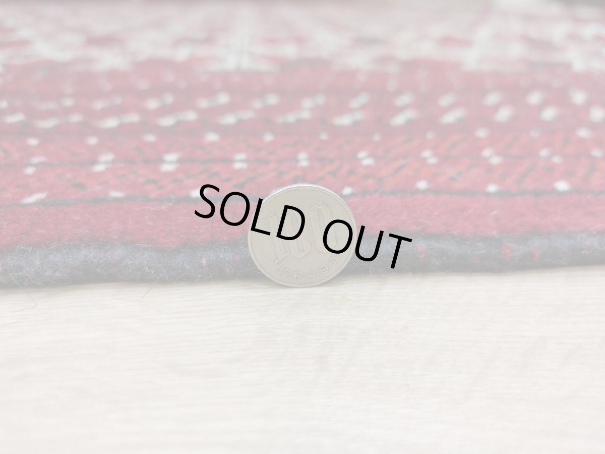 画像17: 新品 ペルシャ 部族絨毯 トルクメン 235 x 155 cm 縦2.3m 横1.5m 3.4㎡ ~2帖 2-3人掛けソファ センターテーブル サイズ ウール 手織り ハンドメイド トライバル ラグ カーペット 幾何学模様 民族柄 赤 白 黒 生成り色 MAR474-235155Z032 (17)