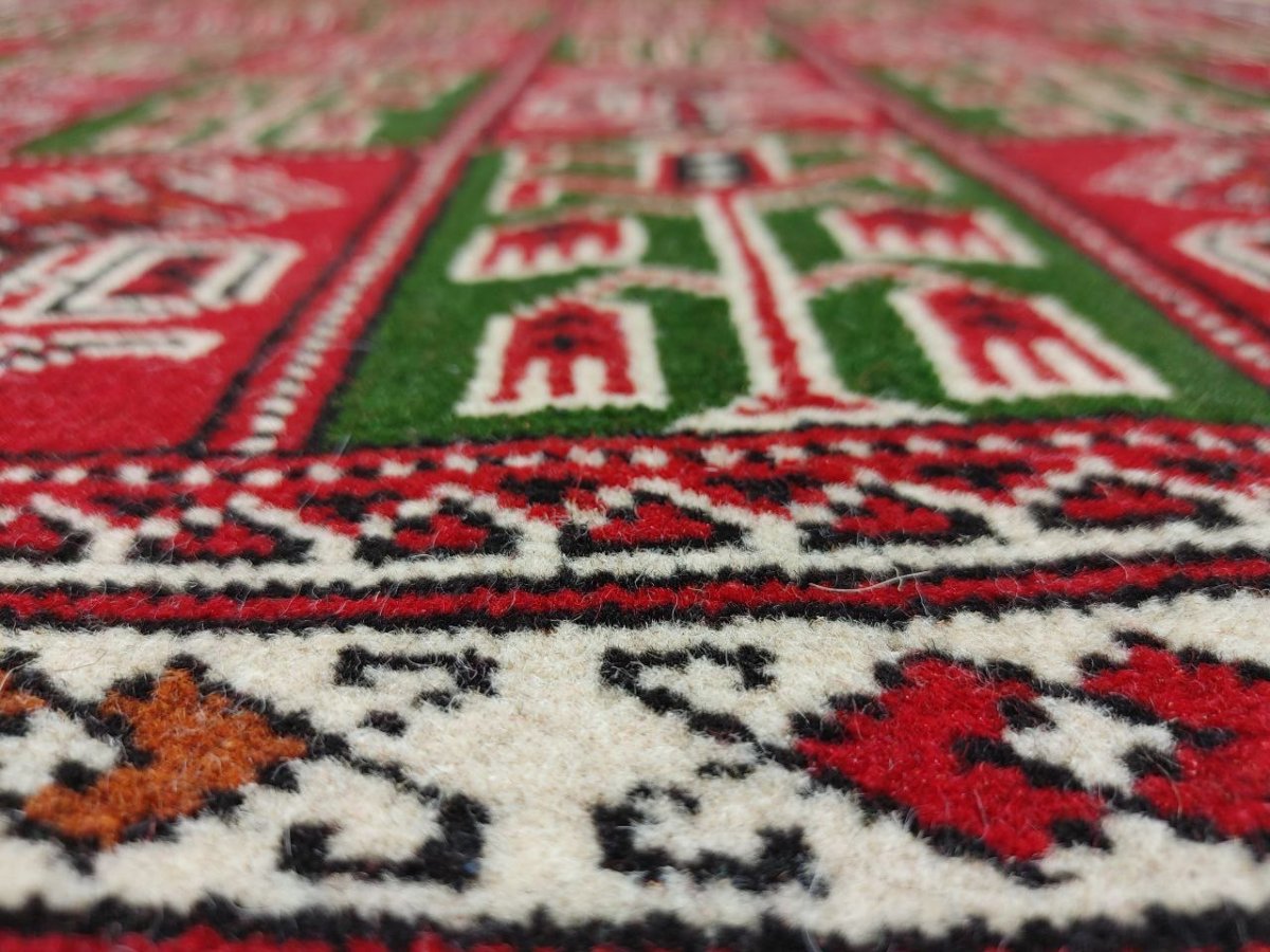 画像9: 新品 ペルシャ 部族絨毯 トルクメン 190 x 170 cm  縦1.9m 横1.7m 3.2㎡ ~2帖 2-3人掛けソファ センターテーブル サイズ ウール 手織り ハンドメイド トライバル ラグ カーペット 幾何学模様 民族柄 赤 白 緑 生成り色 MAR476-190170Z024 (9)
