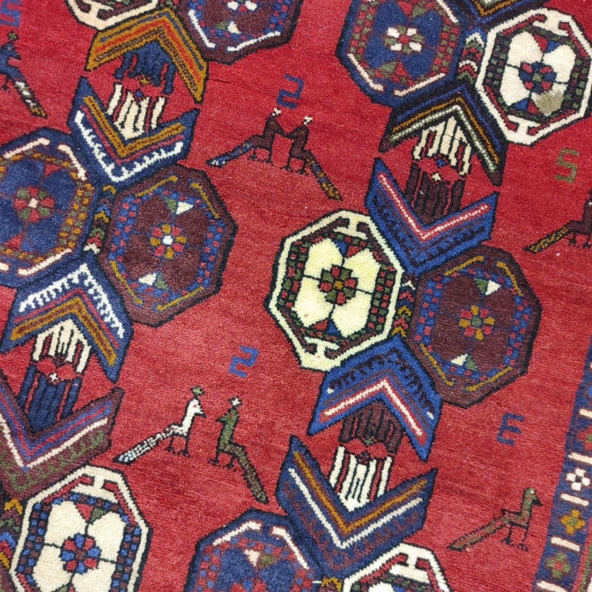 画像8: 良品 ペルシャ 部族絨毯 シールジャン 縦2.3m 横1.5m 3.4㎡ 〜3.5帖程度 リビング ダイニング 2〜3人掛けソファ センターテーブル サイズ 230 x 155 cm ウール 手織り トライバル ラグ 敷物 マット カーペット 幾何学模様 ヘイバトルー柄 ヴィンテージ ビンテージ  赤 レッド 紺 ネイビー MAR430-230155Z030 (8)