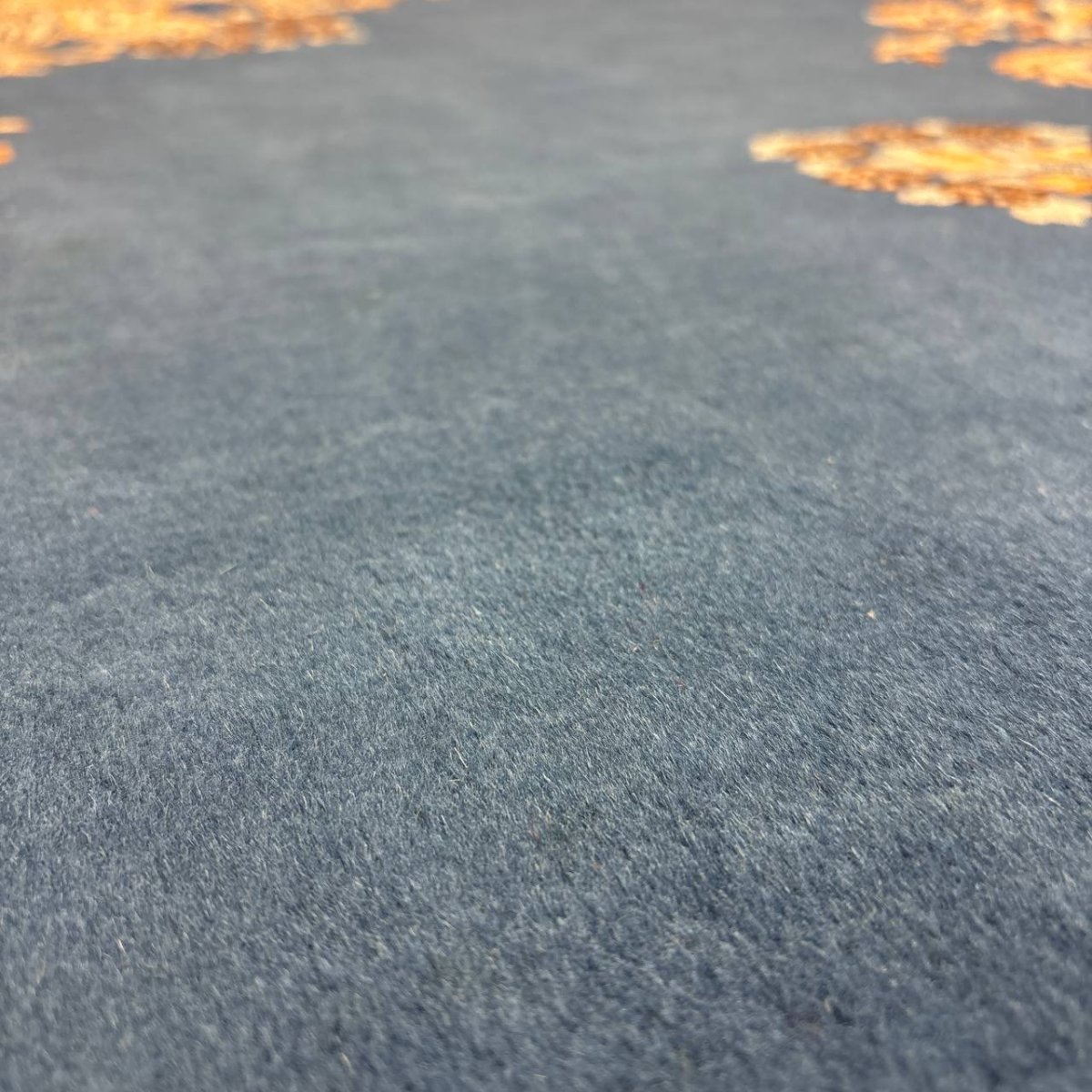 画像11: 美品 ペルシャ 絨毯 ケルマン 産 縦3.5m 横2.7m 9.4㎡ 10帖 リビング ダイニング 客室 3人掛けソファ コーナーソファ 大判 サイズ 348 x 268 cm 天然 ウール 手織り ハンドメイド ラグ マット カーペット 生成り色 ブルー 青 黄色 大きなお部屋に 中古品に抵抗のある方にもお勧めです。 MA458- R339-348268Z060 (11)