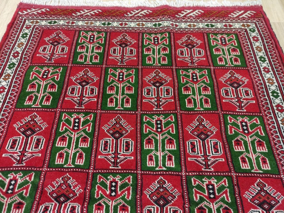画像4: 新品 ペルシャ 部族絨毯 トルクメン 190 x 170 cm  縦1.9m 横1.7m 3.2㎡ ~2帖 2-3人掛けソファ センターテーブル サイズ ウール 手織り ハンドメイド トライバル ラグ カーペット 幾何学模様 民族柄 赤 白 緑 生成り色 MAR476-190170Z024 (4)