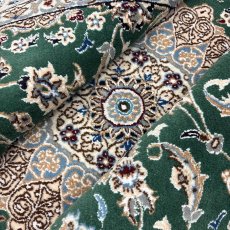 画像11: 新品 ペルシャ 絨毯 ナイン 産 9la ノーラー 縦2.5m 横1.5m 3.8㎡ 〜3.5帖程度 リビング ダイニング 2-3人掛けソファ サイズ 250 x 154 cm ウール 手織り ラグ 敷物 カーペット メダリオン 緑 グリーン 生成り アイボリー ベージュ MA459-Z208-250154Z067 (11)