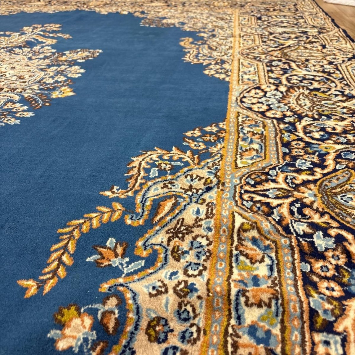 画像9: 美品 ペルシャ 絨毯 ケルマン 産 縦3.5m 横2.7m 9.4㎡ 10帖 リビング ダイニング 客室 3人掛けソファ コーナーソファ 大判 サイズ 348 x 268 cm 天然 ウール 手織り ハンドメイド ラグ マット カーペット 生成り色 ブルー 青 黄色 大きなお部屋に 中古品に抵抗のある方にもお勧めです。 MA458- R339-348268Z060 (9)