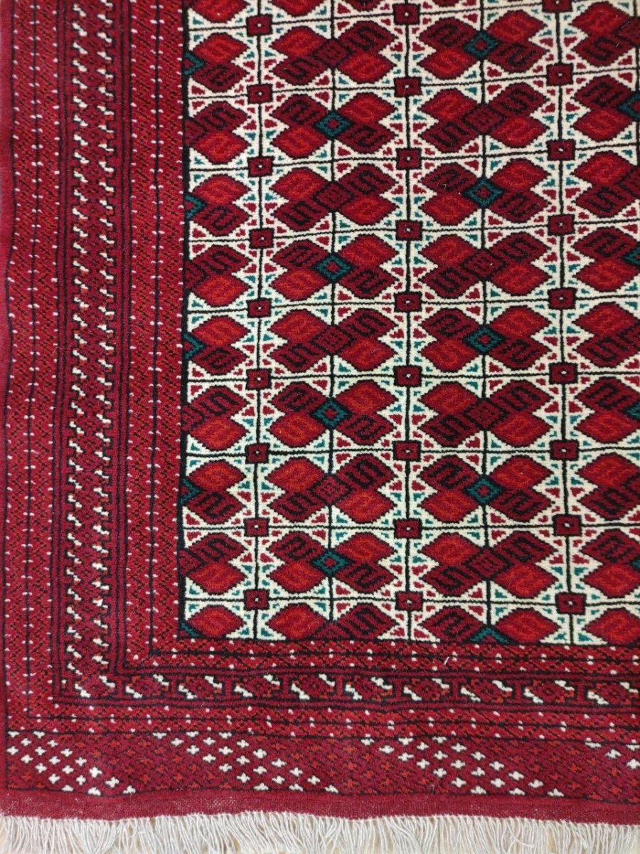 画像4: 新品 ペルシャ 部族絨毯 トルクメン 235 x 155 cm 縦2.3m 横1.5m 3.4㎡ ~2帖 2-3人掛けソファ センターテーブル サイズ ウール 手織り ハンドメイド トライバル ラグ カーペット 幾何学模様 民族柄 赤 白 黒 生成り色 MAR474-235155Z032 (4)