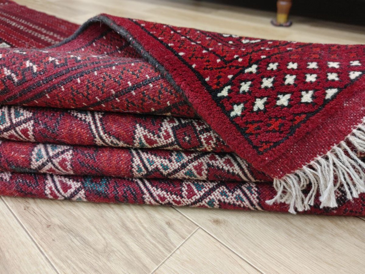 画像16: 新品 ペルシャ 部族絨毯 トルクメン 235 x 155 cm 縦2.3m 横1.5m 3.4㎡ ~2帖 2-3人掛けソファ センターテーブル サイズ ウール 手織り ハンドメイド トライバル ラグ カーペット 幾何学模様 民族柄 赤 白 黒 生成り色 MAR474-235155Z032 (16)