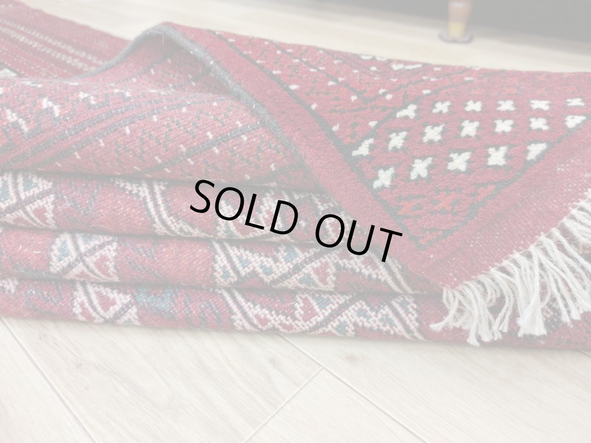画像16: 新品 ペルシャ 部族絨毯 トルクメン 235 x 155 cm 縦2.3m 横1.5m 3.4㎡ ~2帖 2-3人掛けソファ センターテーブル サイズ ウール 手織り ハンドメイド トライバル ラグ カーペット 幾何学模様 民族柄 赤 白 黒 生成り色 MAR474-235155Z032 (16)