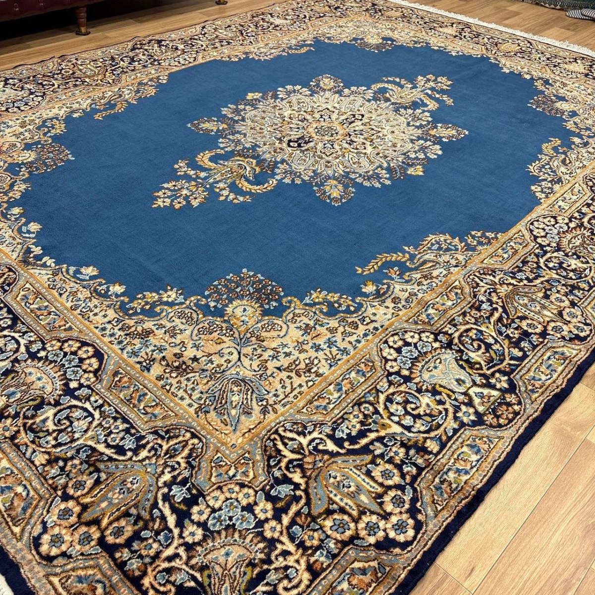 画像4: 美品 ペルシャ 絨毯 ケルマン 産 縦3.5m 横2.7m 9.4㎡ 10帖 リビング ダイニング 客室 3人掛けソファ コーナーソファ 大判 サイズ 348 x 268 cm 天然 ウール 手織り ハンドメイド ラグ マット カーペット 生成り色 ブルー 青 黄色 大きなお部屋に 中古品に抵抗のある方にもお勧めです。 MA458- R339-348268Z060 (4)