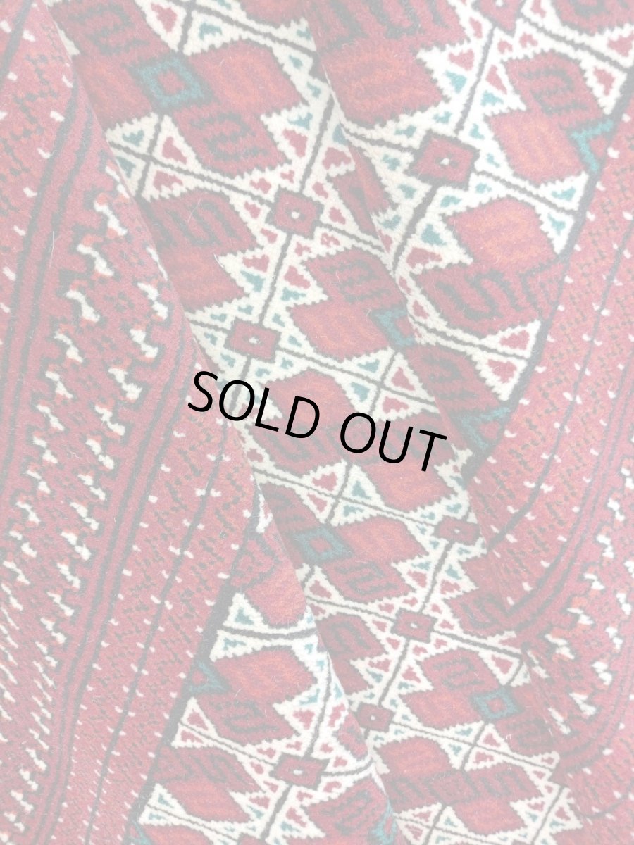 画像11: 新品 ペルシャ 部族絨毯 トルクメン 235 x 155 cm 縦2.3m 横1.5m 3.4㎡ ~2帖 2-3人掛けソファ センターテーブル サイズ ウール 手織り ハンドメイド トライバル ラグ カーペット 幾何学模様 民族柄 赤 白 黒 生成り色 MAR474-235155Z032 (11)