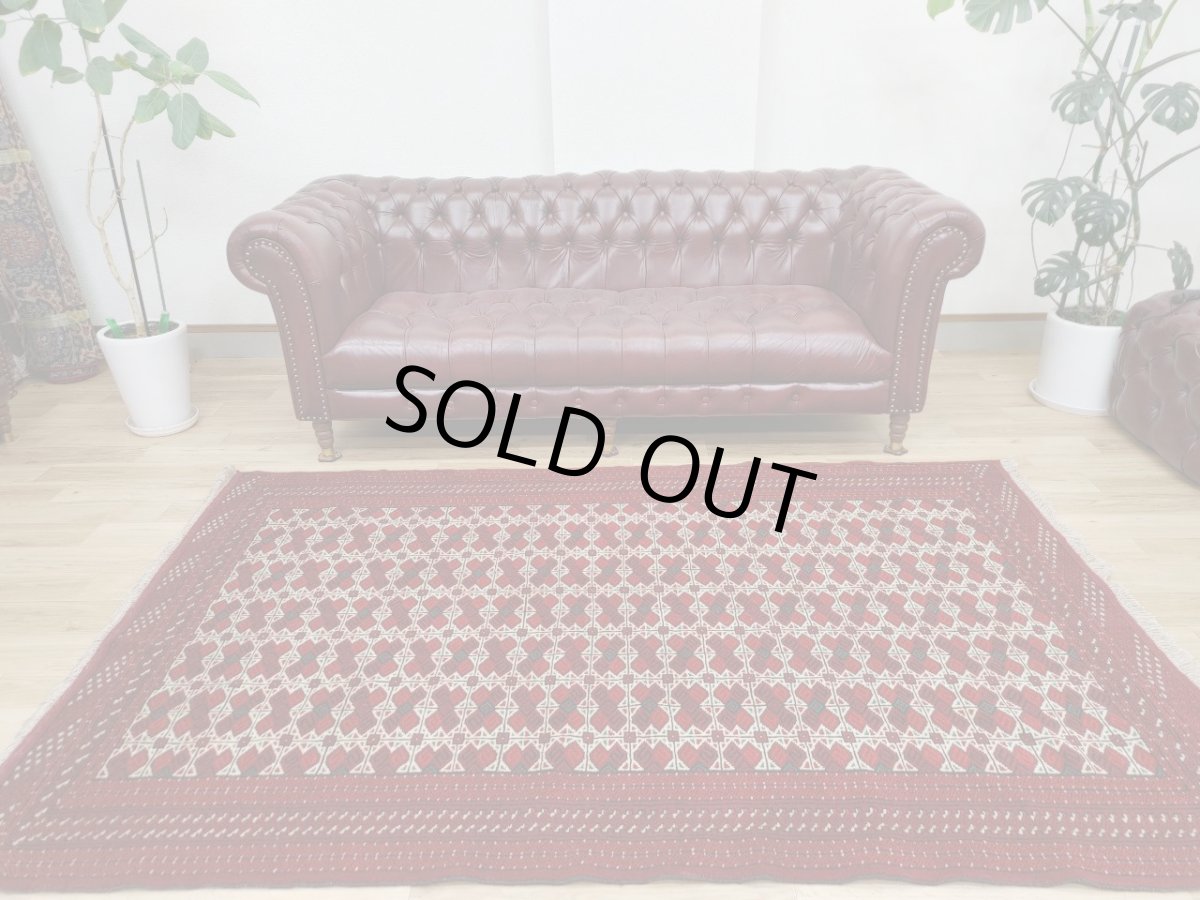画像1: 新品 ペルシャ 部族絨毯 トルクメン 235 x 155 cm 縦2.3m 横1.5m 3.4㎡ ~2帖 2-3人掛けソファ センターテーブル サイズ ウール 手織り ハンドメイド トライバル ラグ カーペット 幾何学模様 民族柄 赤 白 黒 生成り色 MAR474-235155Z032 (1)