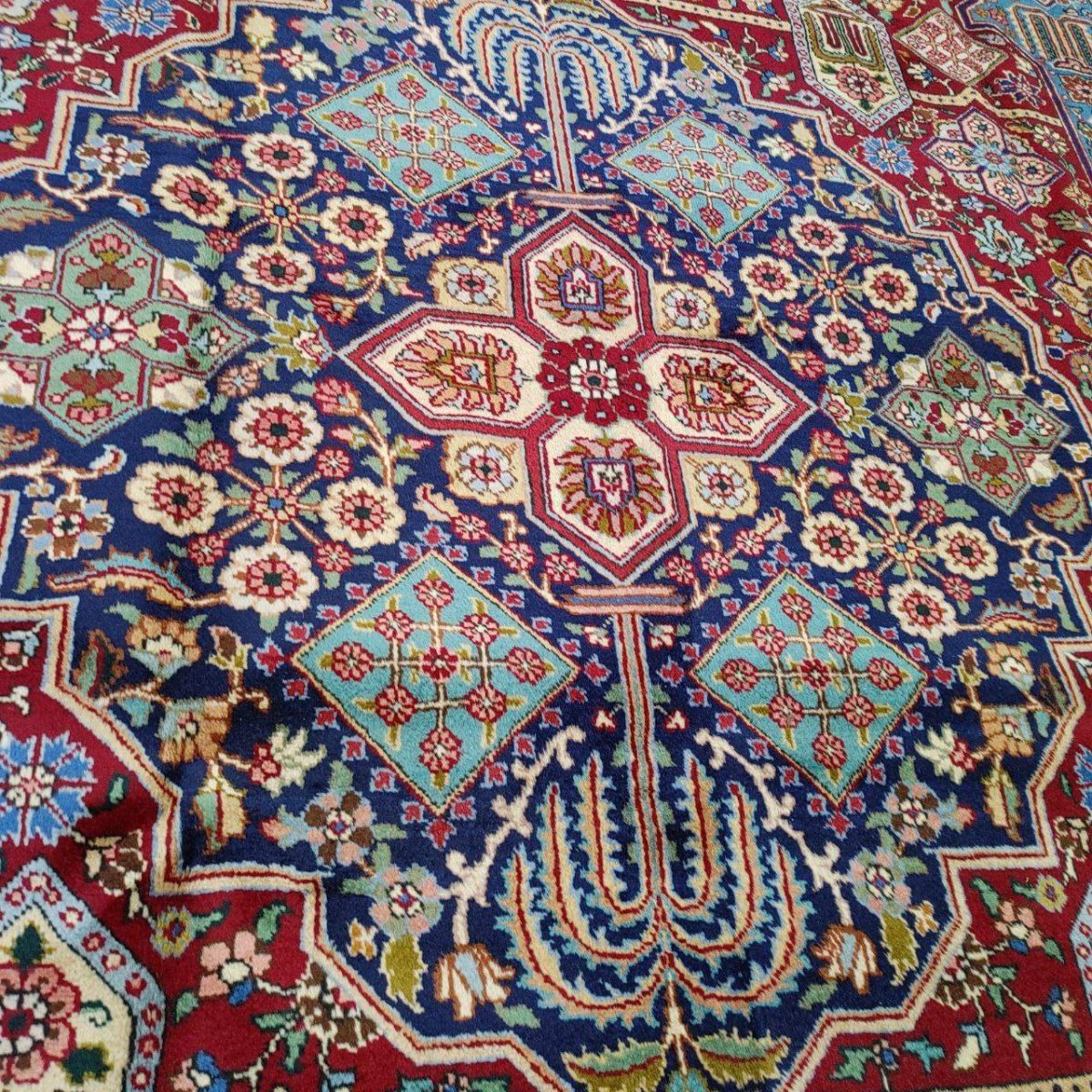 画像4: 良品 ペルシャ 絨毯 タブリーズ 縦3.4m 横2.5m 8.6㎡ 〜9帖 リビング ダイニング 大判 サイズ 345 x 250 cm 天然 ウール 手織り トライバル ラグ 敷物 マット カーペット メダリオン ヴィンテージ ビンテージ 中古品に抵抗のある方にもお勧めです 赤 MAA664-345250Z060 (4)