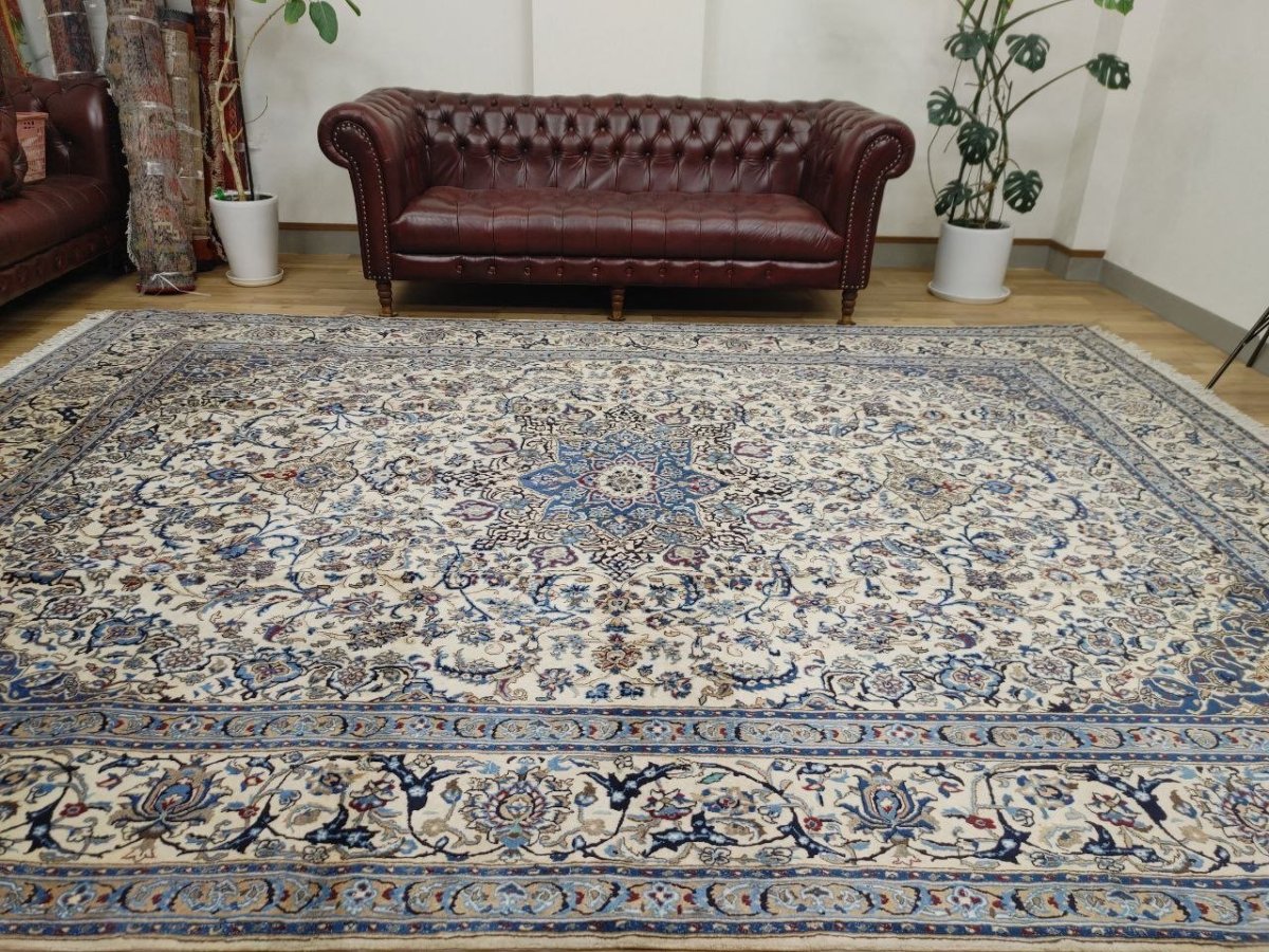 画像1: 良品 ペルシャ 絨毯 ナイン 9la ノーラー 縦3.8m 横2.8m センター リビング ダイニング 3人掛けソファ コーナーソファ 大判 サイズ 388 x 285 cm ウール 手織り ラグ ハンドメイド カーペット 敷物 クラシック スタイル クリーム 生成り 白 アイボリー クリーム ヴィンテージ ビンテージ MA476-168-388285Z070 (1)