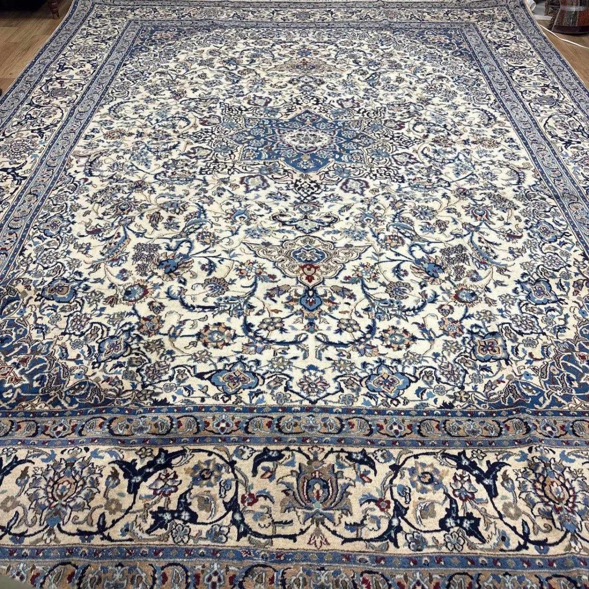 画像5: 良品 ペルシャ 絨毯 ナイン 9la ノーラー 縦3.8m 横2.8m センター リビング ダイニング 3人掛けソファ コーナーソファ 大判 サイズ 388 x 285 cm ウール 手織り ラグ ハンドメイド カーペット 敷物 クラシック スタイル クリーム 生成り 白 アイボリー クリーム ヴィンテージ ビンテージ MA476-168-388285Z070 (5)