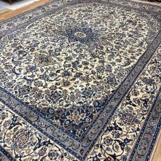 画像7: 良品 ペルシャ 絨毯 ナイン 9la ノーラー 縦3.8m 横2.8m センター リビング ダイニング 3人掛けソファ コーナーソファ 大判 サイズ 388 x 285 cm ウール 手織り ラグ ハンドメイド カーペット 敷物 クラシック スタイル クリーム 生成り 白 アイボリー クリーム ヴィンテージ ビンテージ MA476-168-388285Z070 (7)