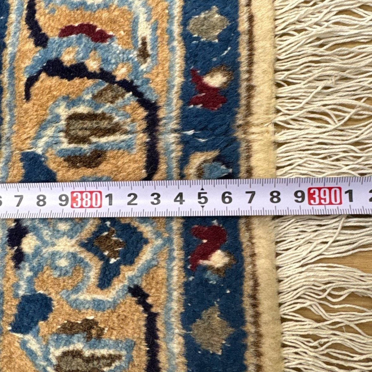 画像16: 良品 ペルシャ 絨毯 ナイン 9la ノーラー 縦3.8m 横2.8m センター リビング ダイニング 3人掛けソファ コーナーソファ 大判 サイズ 388 x 285 cm ウール 手織り ラグ ハンドメイド カーペット 敷物 クラシック スタイル クリーム 生成り 白 アイボリー クリーム ヴィンテージ ビンテージ MA476-168-388285Z070 (16)