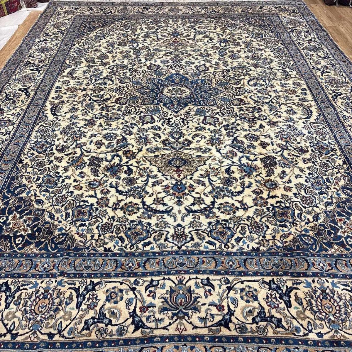 画像4: 良品 ペルシャ 絨毯 ナイン 9la ノーラー 縦3.8m 横2.8m センター リビング ダイニング 3人掛けソファ コーナーソファ 大判 サイズ 388 x 285 cm ウール 手織り ラグ ハンドメイド カーペット 敷物 クラシック スタイル クリーム 生成り 白 アイボリー クリーム ヴィンテージ ビンテージ MA476-168-388285Z070 (4)