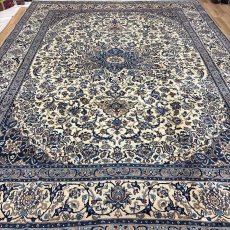 画像4: 良品 ペルシャ 絨毯 ナイン 9la ノーラー 縦3.8m 横2.8m センター リビング ダイニング 3人掛けソファ コーナーソファ 大判 サイズ 388 x 285 cm ウール 手織り ラグ ハンドメイド カーペット 敷物 クラシック スタイル クリーム 生成り 白 アイボリー クリーム ヴィンテージ ビンテージ MA476-168-388285Z070 (4)