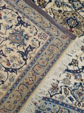 画像6: 良品 ペルシャ 絨毯 ナイン 9la ノーラー 縦3.8m 横2.8m センター リビング ダイニング 3人掛けソファ コーナーソファ 大判 サイズ 388 x 285 cm ウール 手織り ラグ ハンドメイド カーペット 敷物 クラシック スタイル クリーム 生成り 白 アイボリー クリーム ヴィンテージ ビンテージ MA476-168-388285Z070 (6)