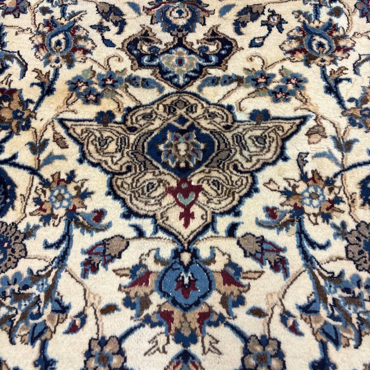 画像12: 良品 ペルシャ 絨毯 ナイン 9la ノーラー 縦3.8m 横2.8m センター リビング ダイニング 3人掛けソファ コーナーソファ 大判 サイズ 388 x 285 cm ウール 手織り ラグ ハンドメイド カーペット 敷物 クラシック スタイル クリーム 生成り 白 アイボリー クリーム ヴィンテージ ビンテージ MA476-168-388285Z070 (12)