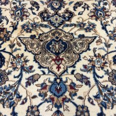 画像12: 良品 ペルシャ 絨毯 ナイン 9la ノーラー 縦3.8m 横2.8m センター リビング ダイニング 3人掛けソファ コーナーソファ 大判 サイズ 388 x 285 cm ウール 手織り ラグ ハンドメイド カーペット 敷物 クラシック スタイル クリーム 生成り 白 アイボリー クリーム ヴィンテージ ビンテージ MA476-168-388285Z070 (12)