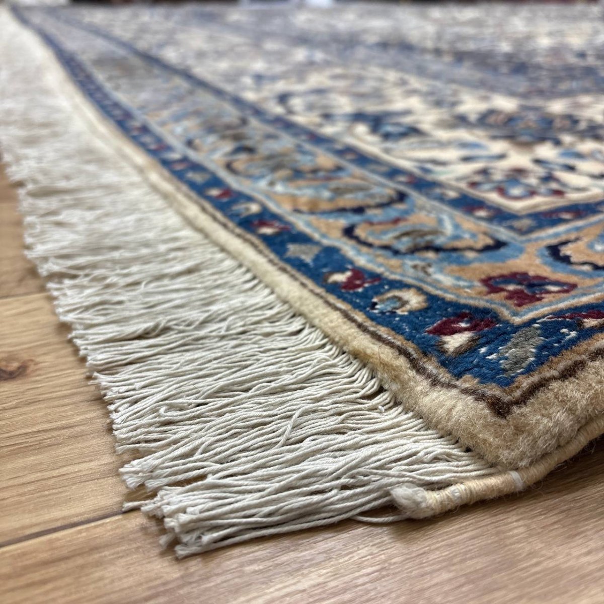 画像10: 良品 ペルシャ 絨毯 ナイン 9la ノーラー 縦3.8m 横2.8m センター リビング ダイニング 3人掛けソファ コーナーソファ 大判 サイズ 388 x 285 cm ウール 手織り ラグ ハンドメイド カーペット 敷物 クラシック スタイル クリーム 生成り 白 アイボリー クリーム ヴィンテージ ビンテージ MA476-168-388285Z070 (10)