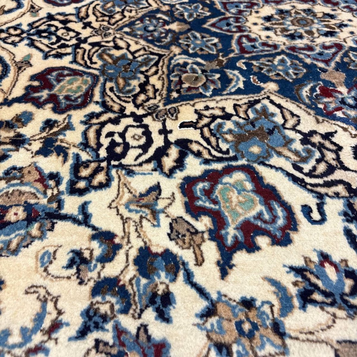 画像9: 良品 ペルシャ 絨毯 ナイン 9la ノーラー 縦3.8m 横2.8m センター リビング ダイニング 3人掛けソファ コーナーソファ 大判 サイズ 388 x 285 cm ウール 手織り ラグ ハンドメイド カーペット 敷物 クラシック スタイル クリーム 生成り 白 アイボリー クリーム ヴィンテージ ビンテージ MA476-168-388285Z070 (9)