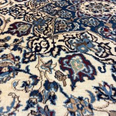 画像9: 良品 ペルシャ 絨毯 ナイン 9la ノーラー 縦3.8m 横2.8m センター リビング ダイニング 3人掛けソファ コーナーソファ 大判 サイズ 388 x 285 cm ウール 手織り ラグ ハンドメイド カーペット 敷物 クラシック スタイル クリーム 生成り 白 アイボリー クリーム ヴィンテージ ビンテージ MA476-168-388285Z070 (9)