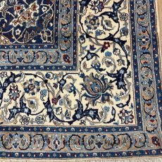 画像8: 良品 ペルシャ 絨毯 ナイン 9la ノーラー 縦3.8m 横2.8m センター リビング ダイニング 3人掛けソファ コーナーソファ 大判 サイズ 388 x 285 cm ウール 手織り ラグ ハンドメイド カーペット 敷物 クラシック スタイル クリーム 生成り 白 アイボリー クリーム ヴィンテージ ビンテージ MA476-168-388285Z070 (8)