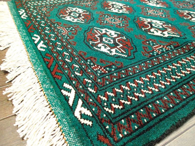 新品 トルクメン ペルシャ 絨毯 1.3m アクセント サイズ 133 x 77 cm 188 トライバル ラグ 天然 ウール 敷物 マット  カーペット 緑 エンジ