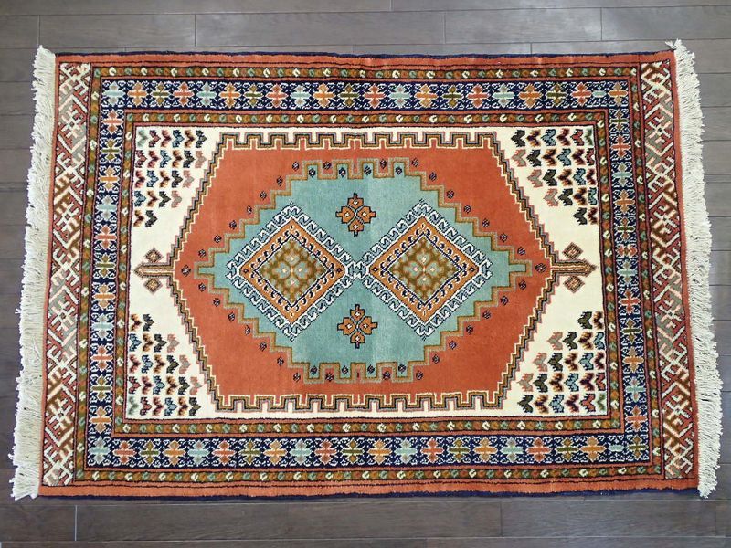 新品 ペルシャ 絨毯 トルクメン 1.4m アクセント サイズ 143 x 98 cm E37 トライバル ラグ 天然 ウール 敷物 マット  カーペット 茶 オレンジ クリーム 白 エメラルドグリーン 民族 柄